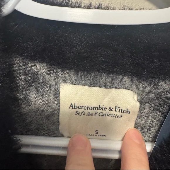 Abercrombie & Fitch Fuzzy Argyle Sweater - Women’s Small - Picture 7 of 11